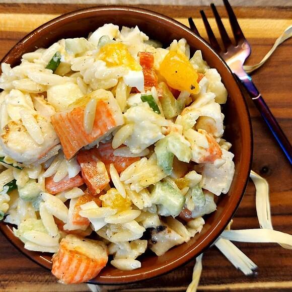 Sałatka z makaronem orzo