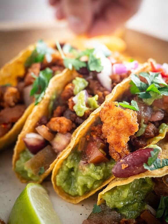 Wegańskie tacos z tofu i guacamole