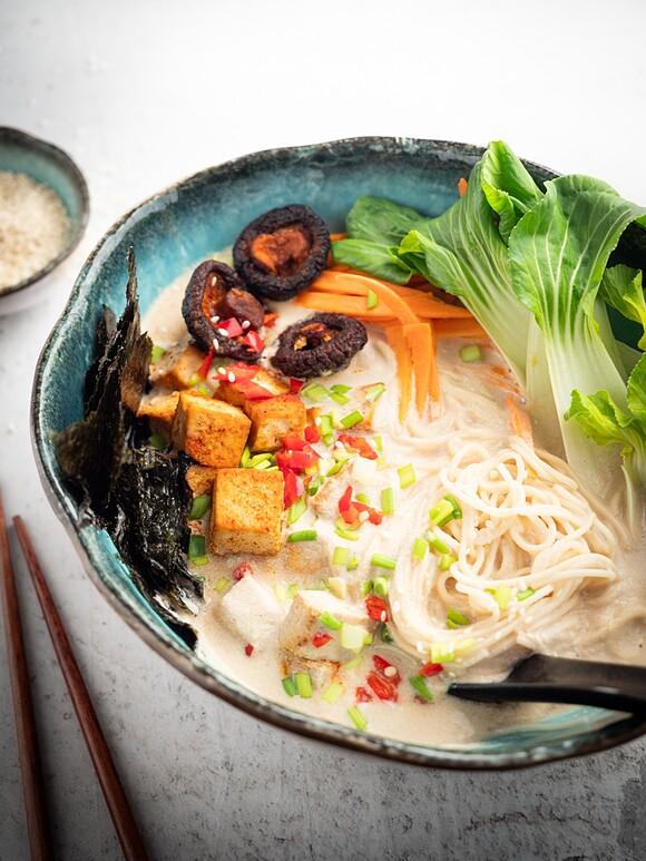 Wegański ramen z tofu sezamowym