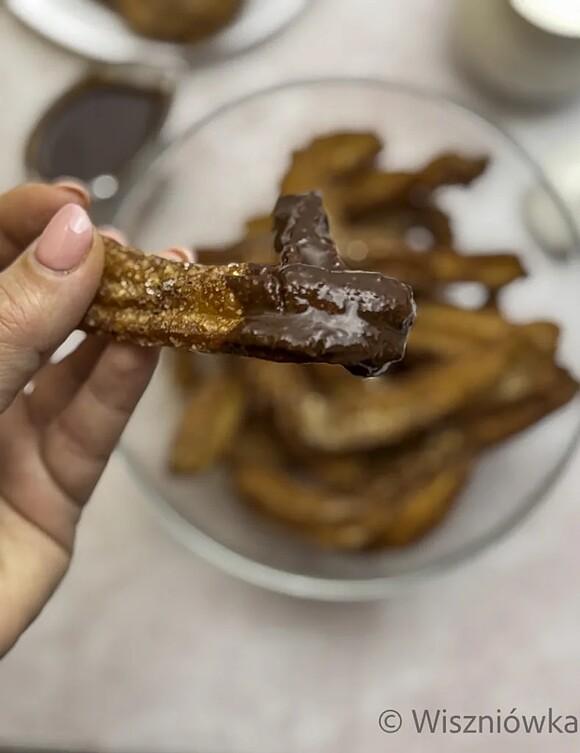 Hiszpańskie churros z czekoladowym sosem