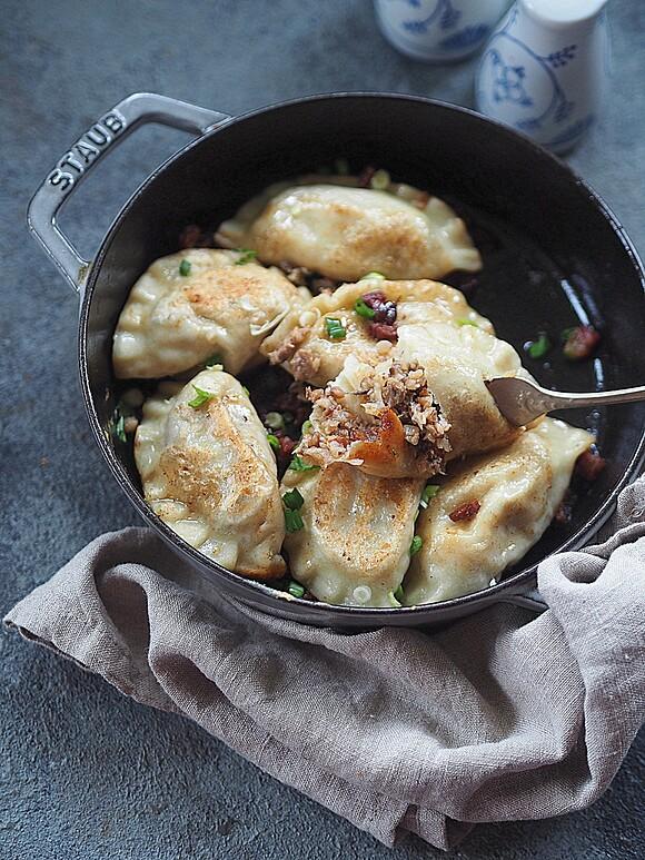 Pierogi z kaszą gryczaną , boczkiem i pieczarkami