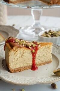 Pistacjowy sernik baskijski