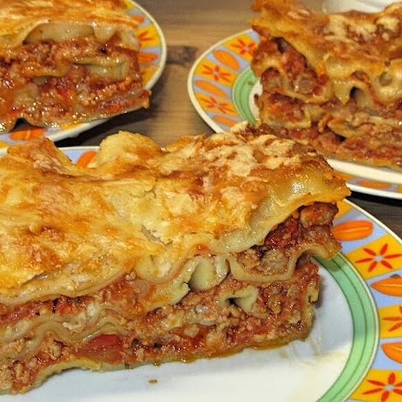 Lasagne z mięsem mielonym i beszamelem