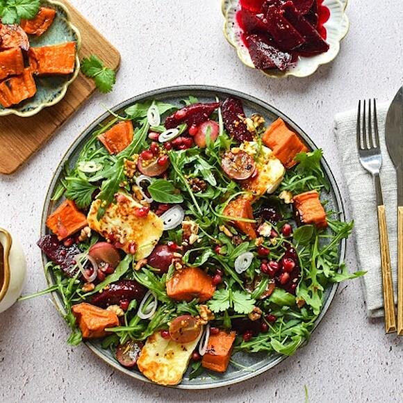 Sałatka z pieczonymi batatami, burakami i halloumi