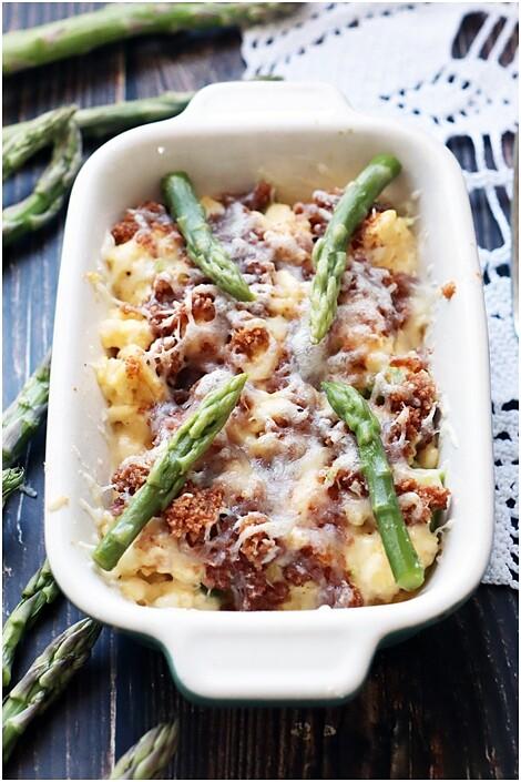 Zapiekana jajecznica ze szparagami i parmezanem