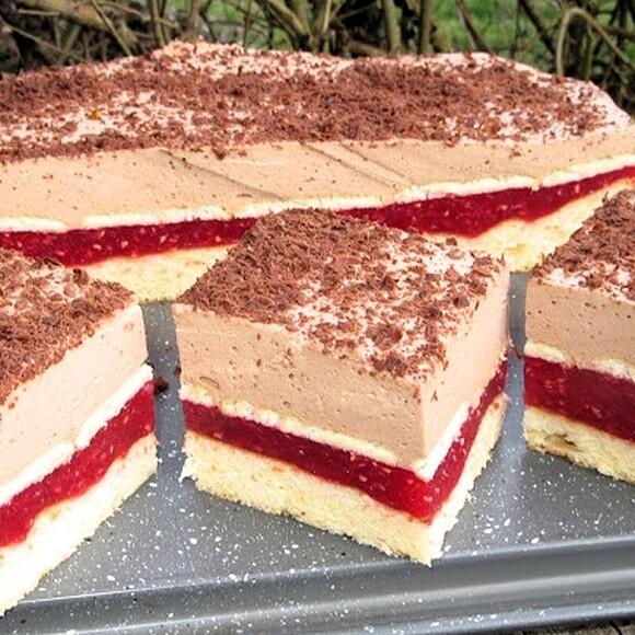 Ciasto malinowy puch na biszkopcie