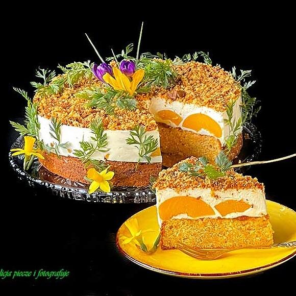 Tort marchewkowo-brzoskwiniowy z mousse