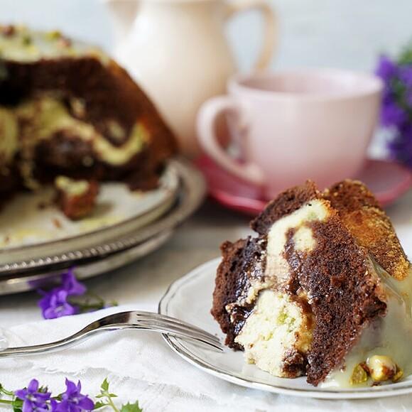Babka czekoladowa z serem, pistacjami i białą czekoladą