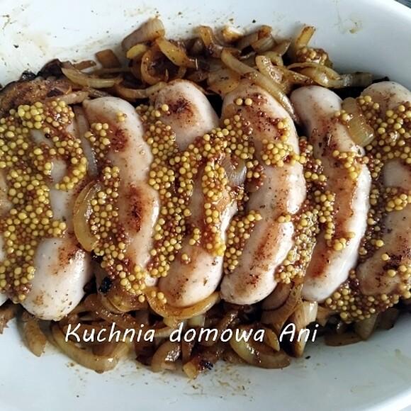 Biała kiełbasa pieczona z cebulą i musztardą francuską