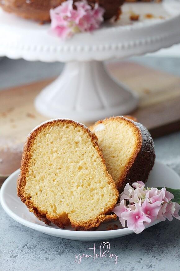 Babka z ajerkoniakiem