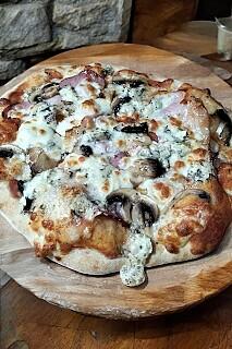 Pizza z serem gorgonzola