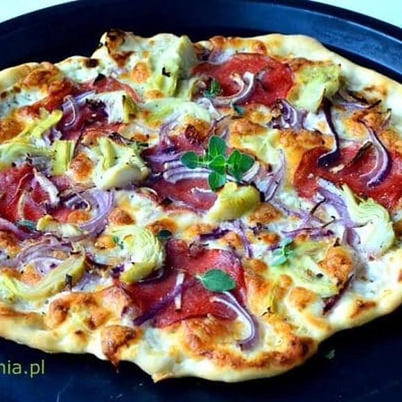 Pizza z białym sosem, karczochami i salami