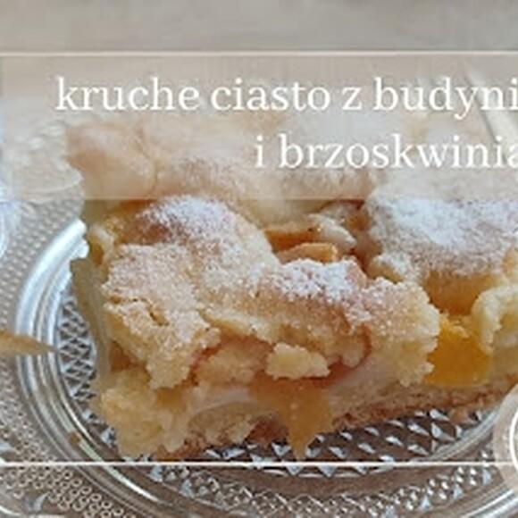 Kruche ciasto z budyniem i brzoskwiniami
