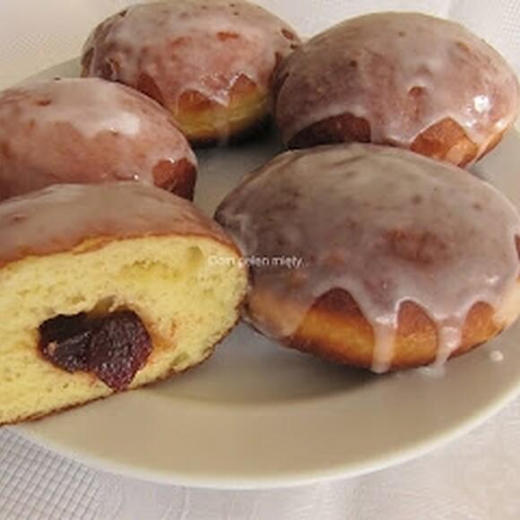 Pączki domowe z lukrem
