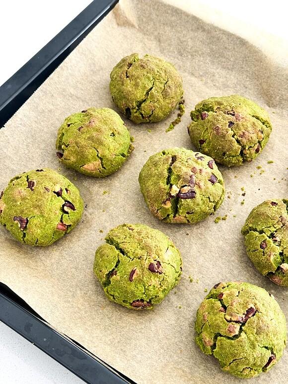Ciasteczka matcha bez cukru z palonym masłem i pekanami