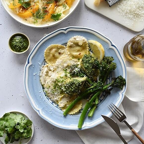 Ravioli z kurczakiem i pesto z czosnku niedźwiedziego