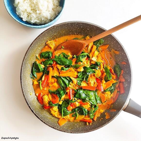 Warzywne curry z łososiem i ryżem basmati
