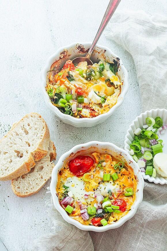 Feta zapiekana z jajkiem i pomidorami