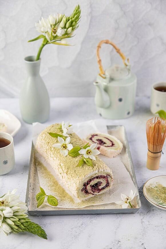 Rolada bezowa z kremem matcha