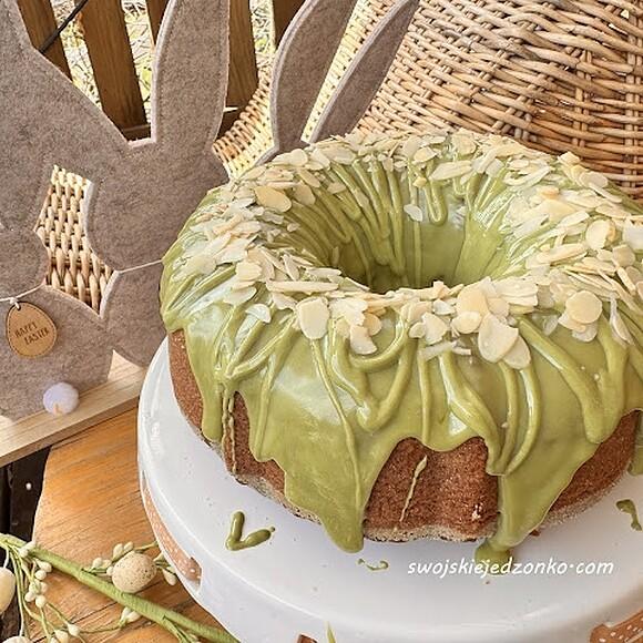 Szybka babka kakaowa z polewą pistacjową