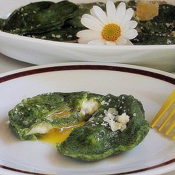 Wiosenne ravioli ze szpinakiem, ricottą i jajkiem przepiórczym