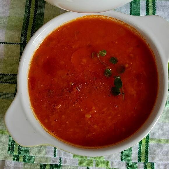 Zupa pomidorowa z czerwonymi soczewicami