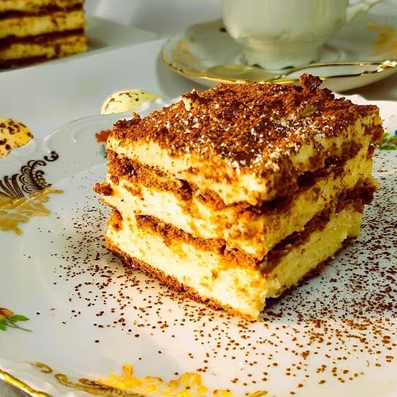Ciasto adwokat bez pieczenia z kremem budyniowym