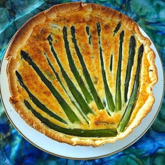 Tarta ze szparagami, serem i cebulką dymką