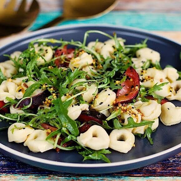 Sałatka z tortellini, fioletowym pomidorem i czarnuszką
