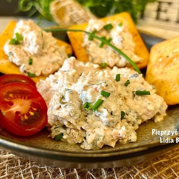 Pasta z łososia z serkiem ziołowym i kaparami na kanapki