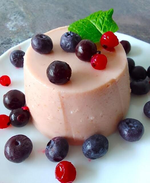 Panna cotta jogurtowa z owocami