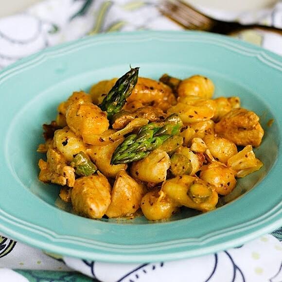Gnocchi ze szparagami, chorizo i suszonymi pomidorami
