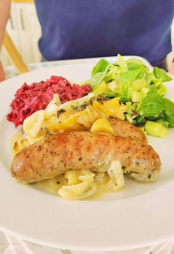 Biała kiełbasa pieczona w sosie chrzanowym