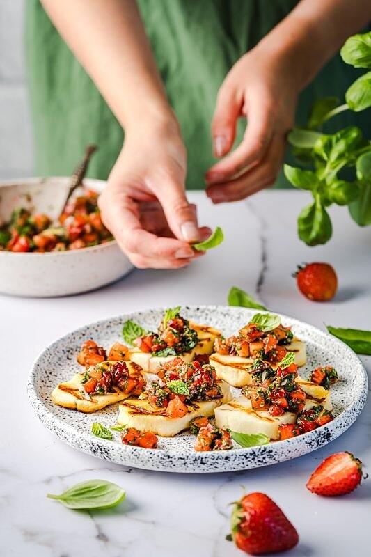 Halloumi z salsą truskawkowo-ziołową
