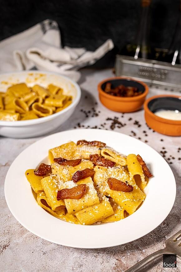 Rzymska carbonara z mezze maniche