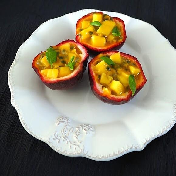 Deser z marakui i mango z bazylią i syropem z agawy