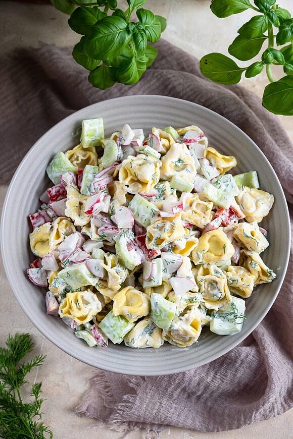 Sałatka z tortellini i rzodkiewką
