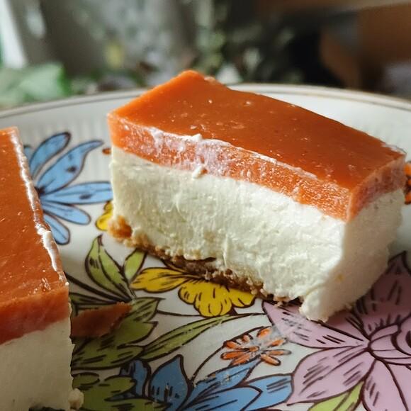 Sernik proteinowy z galaretką z guawy bez cukru