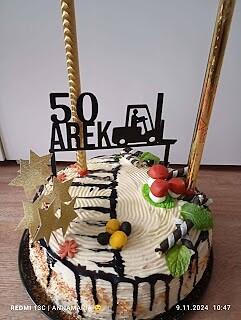 Tort z bezą i kremem ananasowym