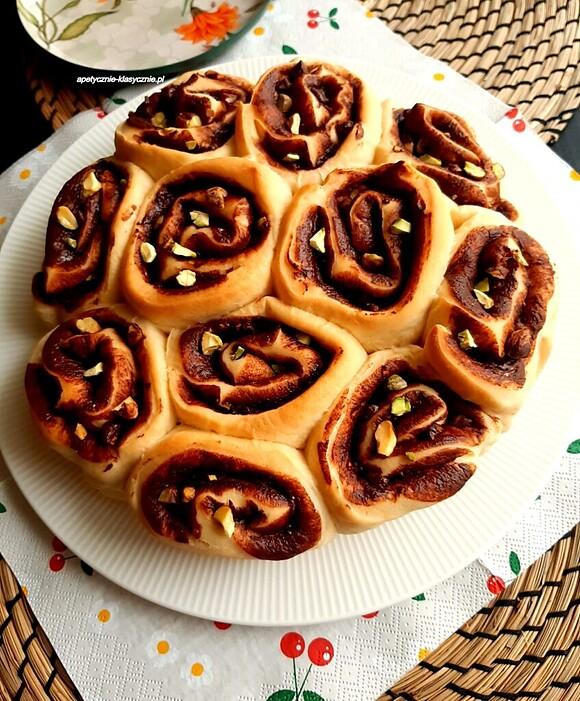 Drożdżowe ślimaczki z czekoladą i pistacjami