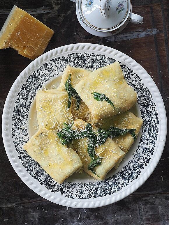 Naleśniki z majową pokrzywą, ricottą i parmezanem