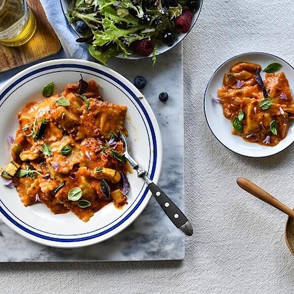 Ravioli z mięsem w sosie pomidorowo-śmietanowym
