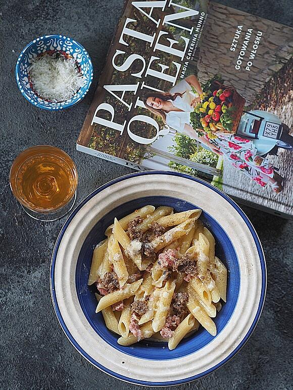 Makaron z białym sosem, kiełbasą i truflami. Pasta Queen!