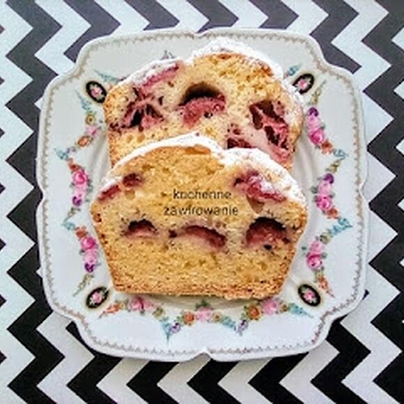 Babka biszkoptowa z truskawkami