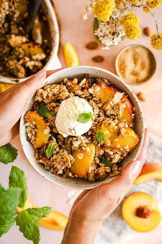 Brzoskwiniowy crumble z maślaną kruszonką