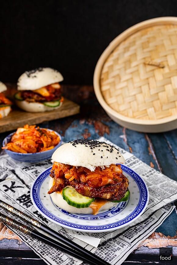 Bao burger z koreańskim kurczakiem i kimchi