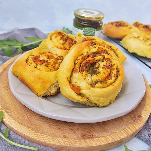 Drożdżowe ślimaczki z pesto