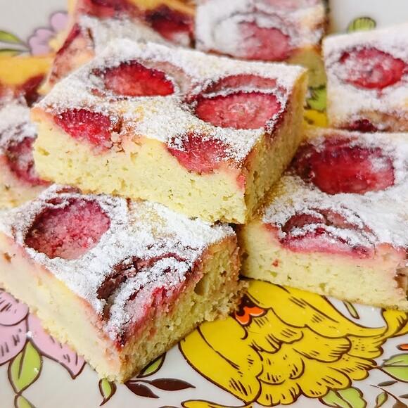Keto ciasto bez laktozy z truskawkami