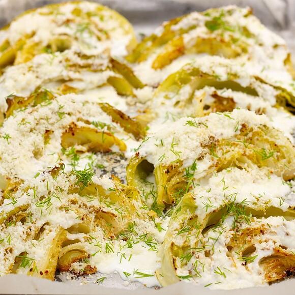 Młoda kapusta pieczona z kminkiem i chilli