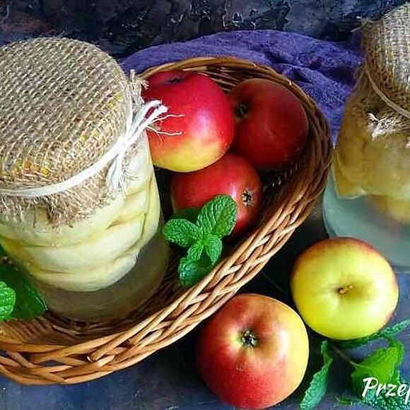 Kompot z jabłek w słoikach
